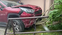 2,9 ezrelékes véralkoholszinttel ült volán mögé egy nő Ungváron, négy autót rongált meg, majd fának hajtott. Fotó: Kárpátaljai Járőrszolgálat