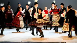 Szatmári tánckör, azaz Körtánc - A Magyar Állami Népi Együttes fellépése Szatmárnémetiben. Czinzel László fotója