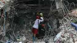 A mentők egy megsérült épület romjai között kutatnak túlélők után Mandalayban 2025. március 29-én, egy nappal azután, hogy Mianmar központját földrengés sújtotta.Forrás: Sai Aung MAIN/AFP