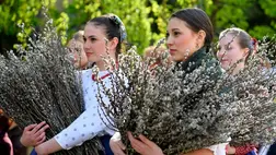 Barkaköteget tartanak kezükben népviseletbe öltözött fiatal lányok a virágvasárnapi barkaszentelésen a debreceni Déri téren 2019. április 14-én. MTI/Czeglédi Zsolt.