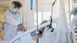 Molnár István osztályvezető főorvos egy beteget lát el az orosházi Dr. László Elek Kórház és Rendelőintézet Aneszteziológiai és intenzív Terápiás Covid-osztályán 2021. április 23-án (Fotó: MTI/Rosta Tibor)