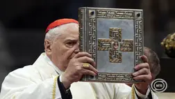 A lábadozó Ferenc pápa kijelölte Domenico Calgano bíboros, az Apostoli Szék Vagyonkezelőségének nyugalmazott elnöke a nagycsütörtöki krizmaszentelő misét mutatja be a vatikáni Szent Péter-bazilikában 2025. április 17-én.MTI/EPA/ANSA/Angelo Carconi