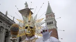 Jelmezes résztvevő a velencei karneválon a Szent Márk tér közelében (Fotó: MTI/EPA/ANSA/Andrea Merola)