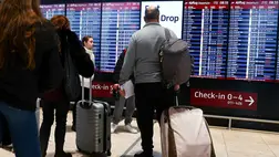  A menetrendet nézik utasok a Berlin-Brandenburgi repülőtéren (Fotó: MTI/EPA/Filip Singer)