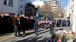 Anne Hidalgo párizsi polgármester és Emmanuel Macron francia elnök koszorút helyez el a Charlie Hebdo francia szatirikus hetilap elleni merénylet tizedik évfordulója alkalmából tartott megemlékezésen 2025. január 7-én. MTI/EPA/AFP pool/Ludovic Marin