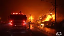 Tűzoltók dolgoznak lakóházakra átterjedt erdőtűz oltásán a Los Angelesszel szomszédos Malibuban 2025. január 7-én. MTI/EPA/Allison Dinner