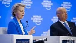 Ursula von der Leyen, az Európai Bizottság elnöke (b) és Klaus Schwab német közgazdász, a Világgazdasági Fórum alapító ügyvezető elnöke a Világgazdasági Fórum 55. davosi találkozóján 2025. január 21-én. MTI/EPA-KEYSTONE/Michael Buholzer