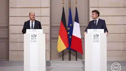 Emmanuel Macron francia elnök (j) és Olaf Scholz német kancellár sajtóértekezletet tart a párizsi államfői rezidencián, az Elysée-palotában 2025. január 22-én. MTI/EPA pool/Mohamed Badra
