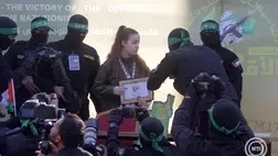 A Hamász palesztin iszlamista szervezet fogságából szabaduló Agam Beger izraeli katonanő (k), mielőtt átadnák a Nemzetközi Vöröskereszt képviselőinek Gázában 2025. január 30-án. MTI/EPA/Mahmúd Zaki