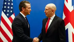 Pete Hegseth amerikai védelmi miniszter (b) és John Healey brit védelmi miniszter üdvözli egymást a NATO-tagországok védelmi miniszteri találkozója előtt, 2025. február 12-én a katonai szövetség brüsszeli székházában (Fotó: MTI/EPA/Reuters pool/Johanna Geron)