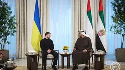 Volodimir Zelenszkij ukrán elnököt (b) fogadja Mohamed bin Zájed an-Nahján sejk, az Egyesült Arab Emírségek elnöke Abu-Dzabiban 2025. február 17-én. MTI/EPA/Ukrán elnöki hivatal sajtószolgálata