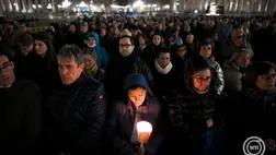 Ferenc pápa egészségéért imádkozó hívő a vatikáni Szent Péter téren tartott rózsafüzér imádságon 2025. március 3-án. MTI/EPA-ANSA/Alessandro Di Meo