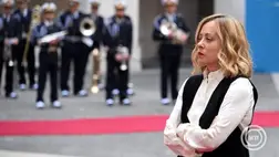 Giorgia Meloni olasz miniszterelnök Mette Frederiksen dán miniszterelnök érkezését várja a római kormányfői hivatalban 205. március 11-én. MTI/EPA/ANSA/Ettore Ferrari