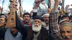 Az amerikai légicsapások ellen tüntetnek a jemeni fõvárosban (Fotó: MTI/EPA/Jajha Arhab)