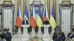 Volodimir Zelenszkij ukrán (j) és Petr Pavel cseh elnök sajtótájékoztatót tart Kijevben 2025. március 21-én. MTI/EPA/Szerhij Dolzsenko