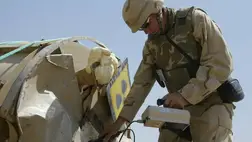 Amerikai katona sugárzási szintet mér egy gyakorlaton – újra felbukkant a piszkos bombák rémálma / Fotó: AFP