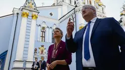 Andrij Szibiha ukrán külügyminiszter (j) és Yvette Cooper brit külügyminiszter az aranykupolás Szent Mihály-székesegyház mellett sétál el Kijevben 2025. szeptember 12-én. MTI/EPA/Reuters pool/Valentin Ogirenko