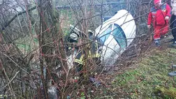 Árokba borult egy Skoda Superb Volócon, Kárpátalján. A tűzoltók gyors beavatkozása megmentette egy nő életét. Fotó: DSZNSZ