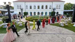 Balatonfüred, 2024. július 27. A 199. Anna-bál résztvevőinek ünnepélyes bevonulása a balatonfüredi Vaszary Villától az Anna Grand Hotelbe 2024. július 27-én. MTI/Vasvári Tamás