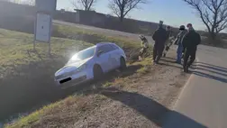 Árokba hajtott egy személygépkocsi az M24 számú főúton, a derceni letérőnél. Fotó: Derceni Egyházi Önkéntes Tűzоltóság