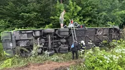 Baleset történt a Lviv–Sehini úton: egy Csernyihiv–Prága busz és egy Audi ütközött. A busz felborult, 32 embert – köztük gyerekeket – kórházba szállítottak. Fotó: Ukrán Nemzeti Rendőrség