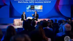  Benedikt Franke, a Müncheni Biztonsági Konferencia (MSC) alelnöke és ügyvezető igazgatója (b) és Mark Rutte NATO-főtitkár nyilvános fórumot tart a NATO kétnapos csúcsértekezletének kezdetén. 2025. június 24-én. MTI/EPA/ANP/Iris Van Den Broek
