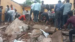 Beomlott egy iskola teteje Indiában – több gyermek életét vesztette, sokan a romok alatt rekedtek. Kiemelt kép forrása: X