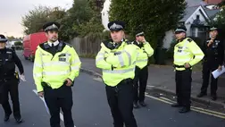 Brit rendőrök vizsgálódnak (Fotó: EPA/Facundo Arrizabalaga)