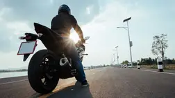 Módosultak a közlekedési szabályok a motoroskerékpárosok és mopedek számára