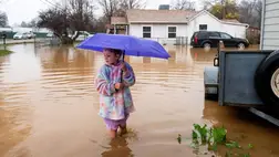 Családjának árvízben álló háza előtt az ötéves Aria Wogoman a kaliforniai Reddinget érő heves esőzés után, 2025. december 22-én (Fotó: MTI/AP/Noah Berger)