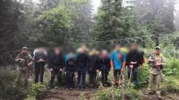 A Munkácsi Határőregység katonái nyolc cseh turistát tartóztattak fel, akik véletlenül Ukrajnába léptek a román határnál. A csoportot visszaküldték Romániába. Fotó: Ukrán Állami Határőrszolgálat