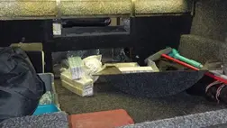 A nevetlenfalui határátkelőhelyen 250 doboz cigarettát találtak egy mikrobusz padlózatába rejtve. Fotó: Ukrán Állami Határőrszolgálat