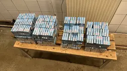 Lebuktatta a NAV szuperszimatú kutyája a cigarettacsempészt Barabásnál. Fotó: NAV