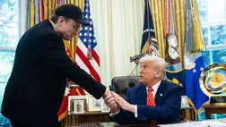 Donald Trump amerikai elnök és Elon Musk milliárdos amerikai üzletember kezet fog 2025. május 30-án a washingtoni Fehér Ház Ovális irodájában. (Fotó: MTI/EPA/Politico pool/Francis Chung)