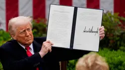 Donald Trump amerikai elnök felmutatja az amerikai kereskedelmi partnerekkel szembeni új, viszonossági vámokat bevezetõ rendeletet a washingtoni Fehér Ház Rózsakertjében 2025. április 2-án (Fotó: MTI/EPA/Bloomberg pool/Kent Nishimura)