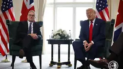 Donald Trump amerikai elnök (j) és Keir Starmer brit miniszterelnök nyilatkozik a Trumpnak a skóciai Turnberryben lévő golfüdülőjében tartott találkozóján 2025. július 28-án. MTI/EPA POOL/Tolga Akmen