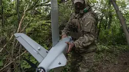  Drónt készül indítani egy ukrán katona a Donyecki területen 2025. május 22-én (Fotó: MTI/EPA/Az ukrán hadsereg 93. különálló gépesített dandárja)