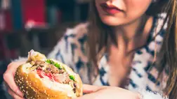 Durván növeli a vastagbélrák kockázatát ez a népszerű étel