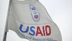 A USAID zászlója a szervezet washingtoni székhelyén / Fotó: Anadolu via AFP