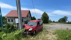 Egy ittas női sofőr villanyoszlopnak ütközött Munkács közelében. Fotó: Kárpátaljai Járőrszolgálat