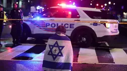 Egy izraeli zászlóba burkolózott férfi a Fővárosi Zsidó Múzeum előtt, miután a lövöldözést követően két ember meghalt Washingtonban 2025. május 21-én (Fotó: AFP)