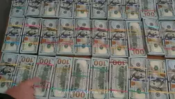 Egy ukrajnai házaspár testükre ragasztva 1,4 millió dollárt próbált becsempészni Romániába. Fotó: Román határrendőrség