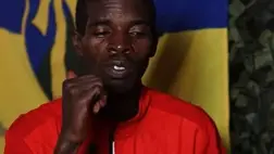 Elfogtak Ukrajnában egy orosz oldalon harcoló kenyai atlétát, aki azt állítja, hogy átverés áldozata lett. Kép forrása: YouTube.com.