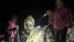 A munkácsi határőrök és a hegyimentők közösen találták meg a két eltűnt férfit a Kárpátokban. Nyolc napig bolyongtak hóban és fagyban, majd segítséget kértek. Fotó: Ukrán Állami Határőrszolgálat