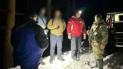 A hegyekben eltévedt fiatalembereket január 24-én, éjfél előtt találták meg a határőrök és a DSZNSZ hegyimentői Kárpátalján. Fotó: Ukrán Állami Határőrszolgálat 