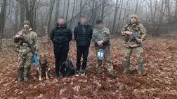 Egy 78 éves férfi bukott le az ukrán-szlovák határ közelében, amikor két fiatalt próbált átjuttatni a határon. Fotó: Ukrán Állami Határőrszolgálat