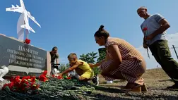 Emberek virágokat helyeznek el a Malaysia Airlines lezuhant MH17-es járata áldozatainak emlékművénél a Donyecki területen lévő Hrabove (Grabovo) falu közelében, Ukrajnában 2024. július 17-én Fotó: Alexander Ermochenko / Reuters