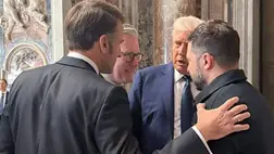 Emmanuel Macron francia államfő, Keir Starmer brit miniszterelnök, valamint Donald Trump amerikai és Volodimir Zelenszkij ukrán elnök a vatikáni Szent Péter-bazilikában Ferenc pápa gyászszertartása idején .Fotó: MTI/EPA/Ukrán elnöki sajtószolgálat