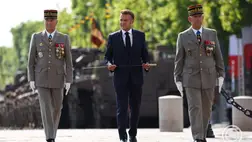 Emmanuel Macron francia elnök új kardot visz a francia nemzeti ünnep alkalmából tartott hagyományos párizsi díszszemlén a párizsi diadalívnél 2025. július 14-én. MTI/EPA/Reuters pool/Abdul Saboor