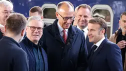 Emmanuel Macron, Keir Starmer brit kormányfő és Friedrich Merz (Fotó: Ludovic Marin/POOL/AFP)